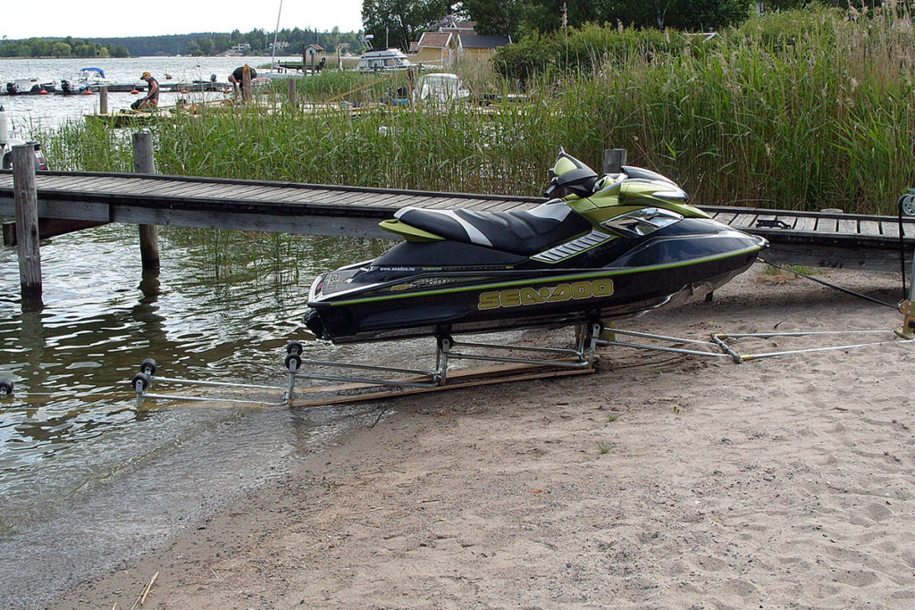 Klurig båtslip vattenskoter